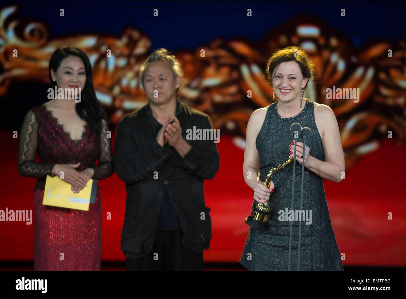 (150423)--Peking, 23. April 2015 (Xinhua)--Schauspielerin des Films "Kinder" Eva Bandor (R) erhält den Tiantan-Award als beste Nebendarstellerin während der Verleihung des Tiantan Award von der fünften Beijing International Film Festival (BJIFF) in Peking, Hauptstadt von China, 23. April 2015. (Xinhua/Chen Jianli) (mp) Stockfoto