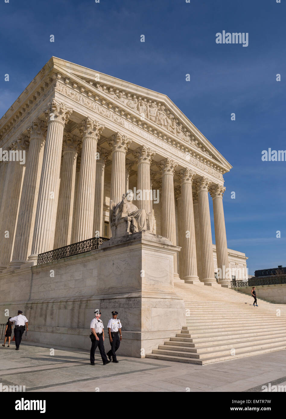 WASHINGTON, DC, USA - Vereinigte Staaten Höchstes Gericht Gebäudehülle und Polizisten. Stockfoto
