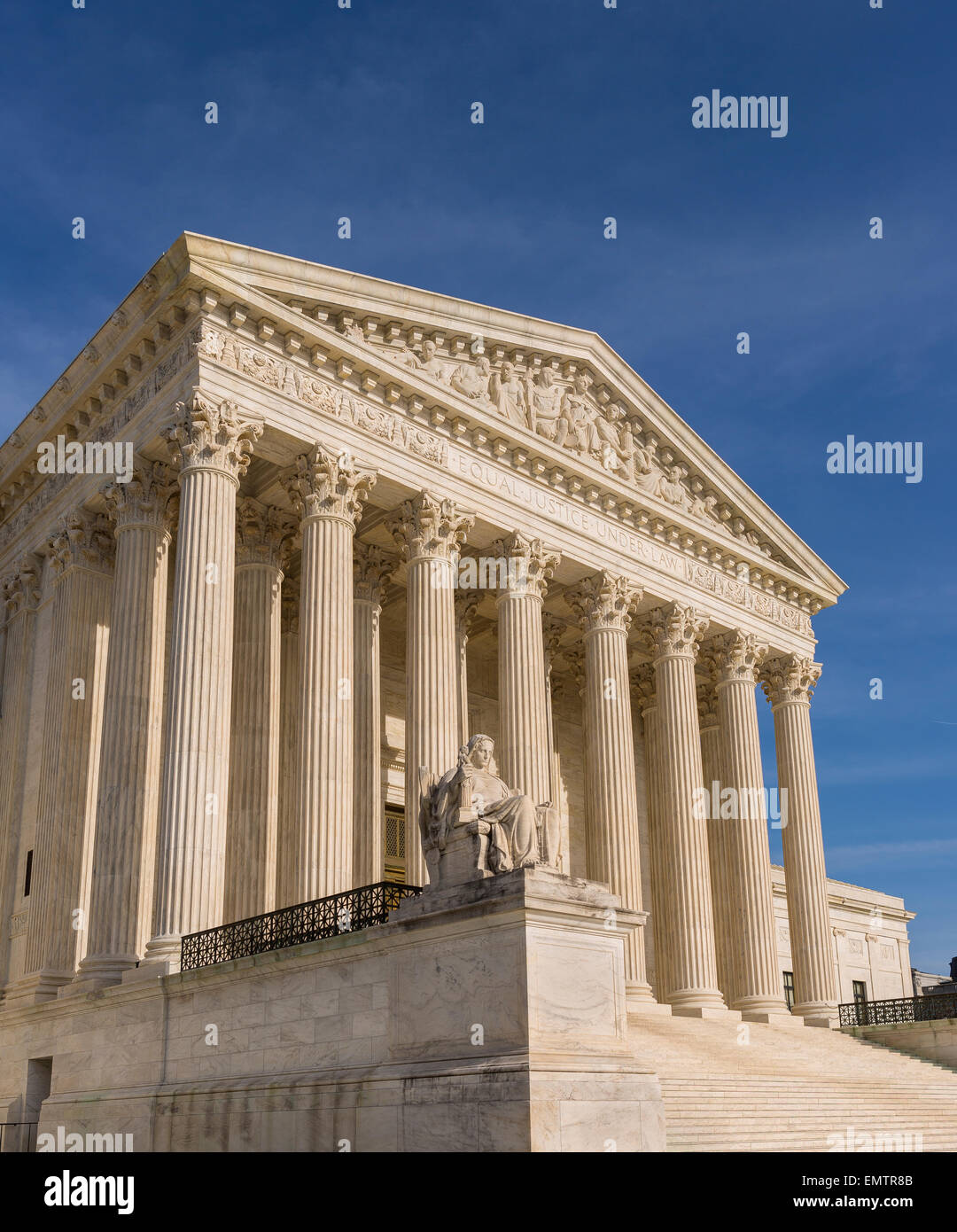 WASHINGTON, DC, USA - Vereinigte Staaten Höchstes Gericht Gebäudehülle. "Kontemplation der Gerechtigkeit" Statue von James Earle Fraser. Stockfoto