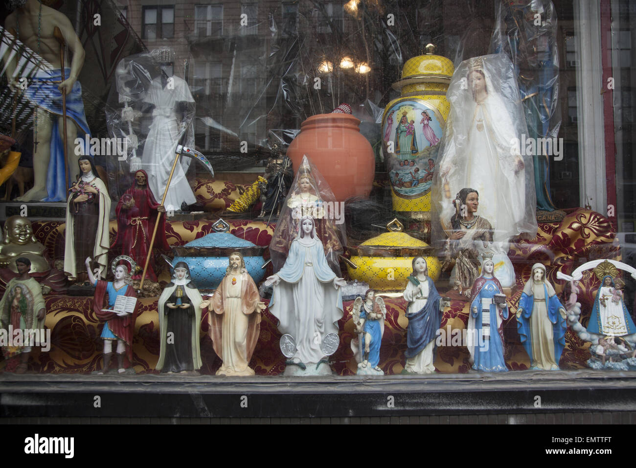 Geschäft, das religiöse Statuen und andere Gegenstände für religiös devotional Praxis verkauft. Stockfoto