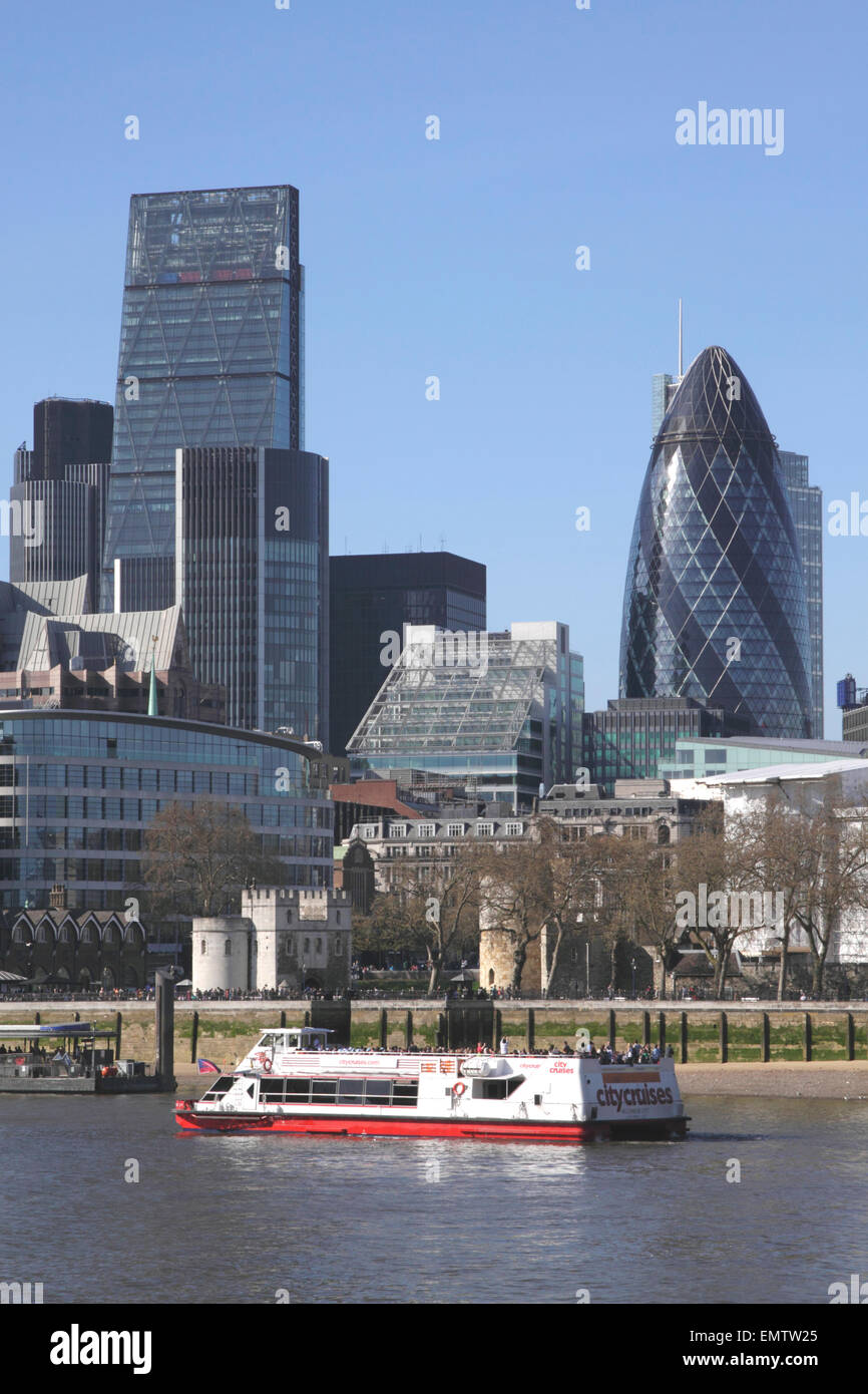 Leadenhall und Swiss Re Gebäude Blick vom Fluss Themse London April 2015 Stockfoto
