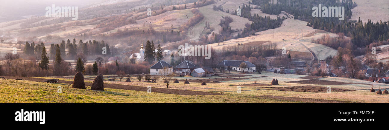 Am Ostermorgen in Nowotarski Bergen Stockfoto