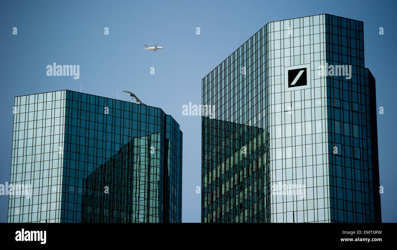 Die zentrale der Deutschen Bank in Frankfurt am Main, fotografiert am 23. April 2015. Aufgrund der Libor-Skandal, der die betrügerische Manipulation der Zinssätze beteiligt sind, wurde die Deutsche Bank insgesamt 2,5 Milliarden US-Dollar verurteilt. Foto: CHRISTOPH SCHMIDT/dpa Stockfoto
