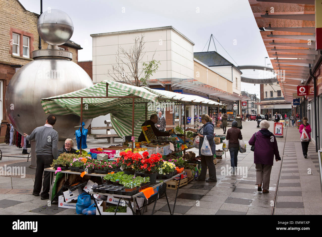 VEREINIGTES KÖNIGREICH; Cumbria; Workington; Ivison Lane; Marktstand auf Lookout Uhr; basierend auf Kamera Obscura; mit rotierenden Minutenzeiger Stockfoto