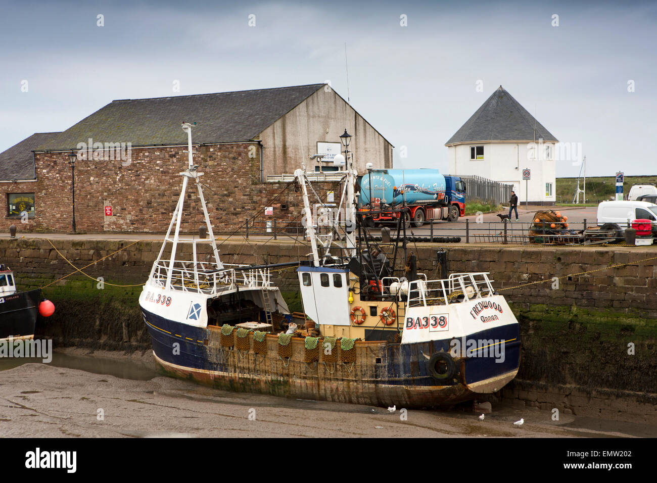 UK, Cumbria, Maryport Hafen registriert Annan Trawler Fredwood bei Ebbe Stockfoto