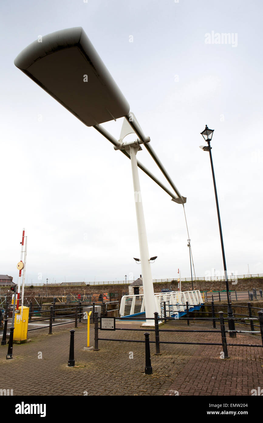UK, Cumbria, Maryport Hafen vor kurzem installiert anhebende Fußgängerbrücke in Elizabeth Dock Stockfoto