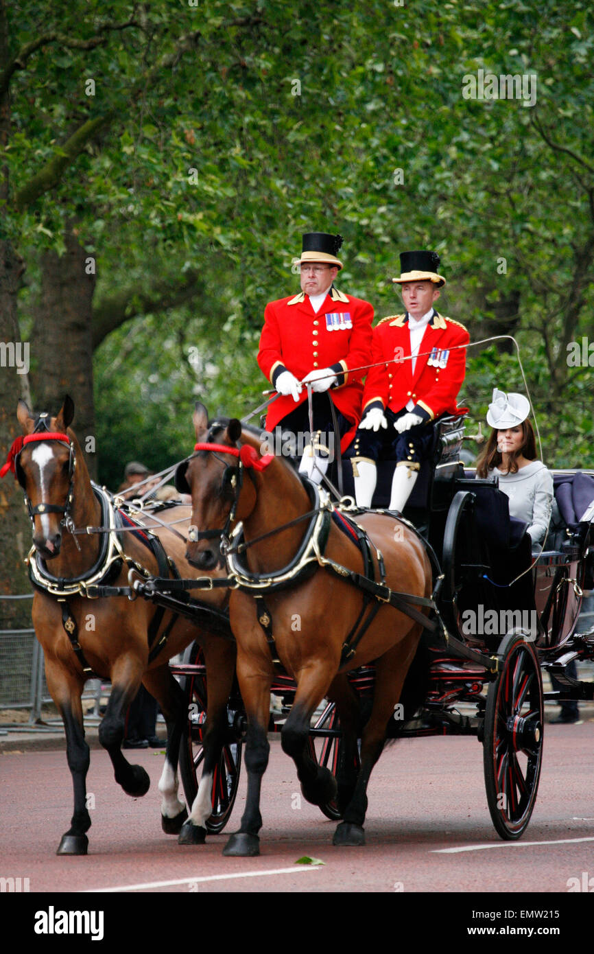 London, UK - 16. Juni 2012: Catherine, Herzogin von Cambridge Sitz auf Royal Coach bei Queen es Birthday Parade. Geburtstag der Königin Stockfoto