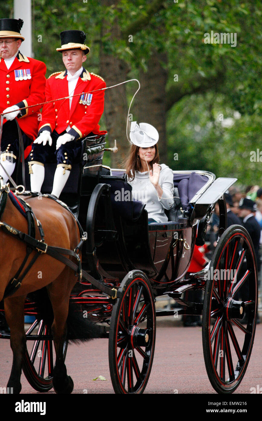 London, UK - 16. Juni 2012: Catherine, Herzogin von Cambridge Sitz auf Royal Coach bei Queen es Birthday Parade. Geburtstag der Königin Stockfoto