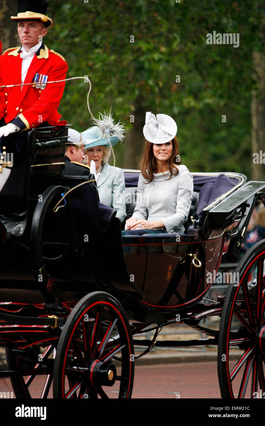 London, UK - 16. Juni 2012: Catherine, Herzogin von Cambridge und Camilla, Herzogin von Cornwall Sitz auf der Royal-Coach an der Königin Stockfoto