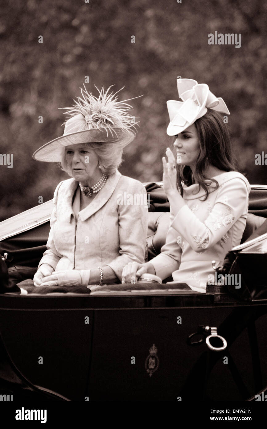 London, UK - 16. Juni 2012: Catherine, Herzogin von Cambridge und Camilla, Herzogin von Cornwall Sitz auf der Royal-Coach an der Königin Stockfoto