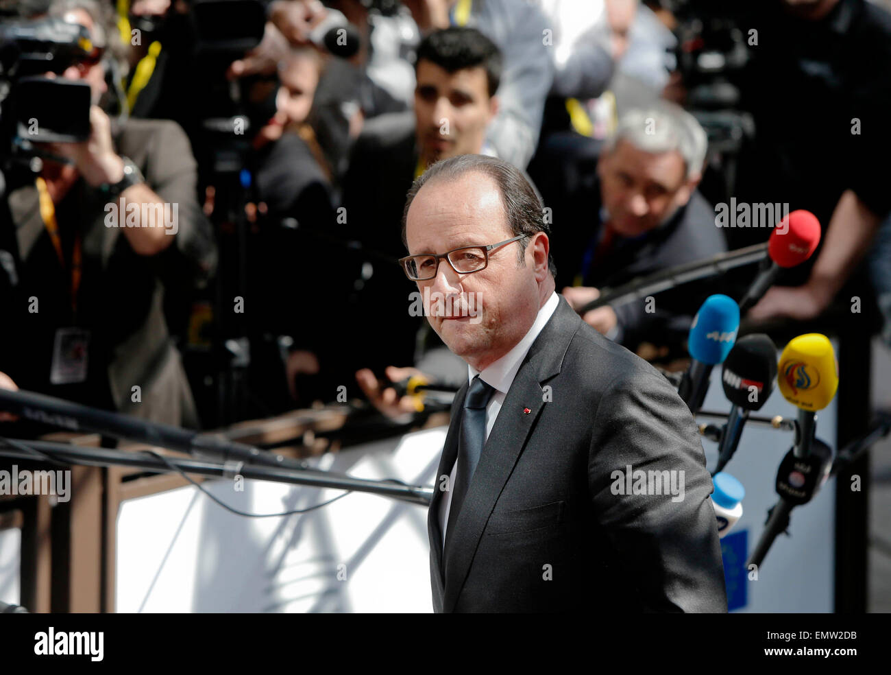 Brüssel, Belgien. 23. April 2015. Der französische Präsident Francois Hollande kommt auf dem Sondergipfel der Europäischen Union (EU) zu diskutieren, wie der Migrationsdruck im Mittelmeer am Sitz EU in Brüssel, Belgien, am 23. April 2015 anzusprechen. Nur 28 Migranten aus 700 scheinen bei weitem überlebt haben, nachdem ihr Boot etwa 120 Meilen südlich von Lampedusa, Italien am Samstagabend kenterte. © Zhou Lei/Xinhua/Alamy Live-Nachrichten Stockfoto