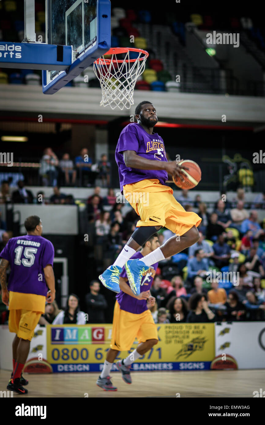 Joe Ikhinmwin von London Löwen beim Slam in warmen bis auf Kupfer Rbox, Stratford, im Olympiapark, London dunk Stockfoto