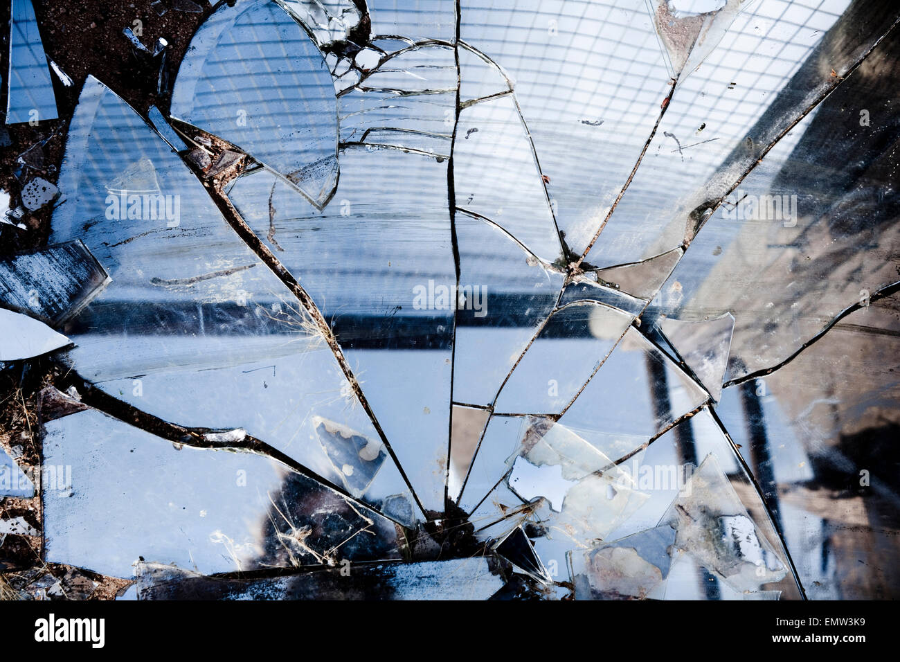 Zerbrochene Spiegel machen eine schöne Reflexion in der Sonne, in der Wüste unter Müll links und Fundstücke von Kunst und Müll. Stockfoto