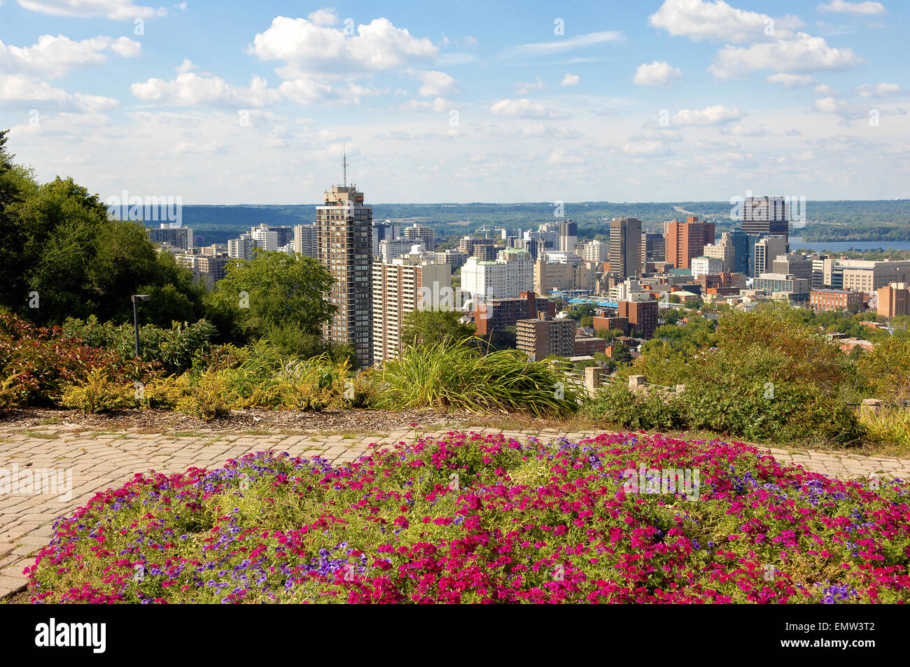 Eine hohe Aussicht vom Berg der Innenstadt von Hamilton, Kanada mit einem Park im Vordergrund. Stockfoto
