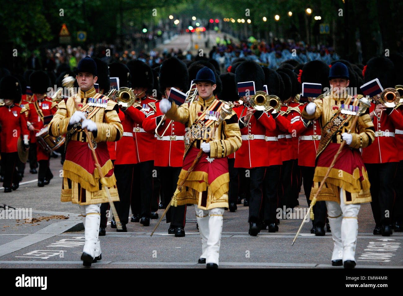 London, UK - 14. Juni 2012: Massed Bands zu schlagen Retreat 2012. Rückzug zu schlagen ist, dass eine militärische Zeremonie stattfindet auf Pferd Gu Stockfoto