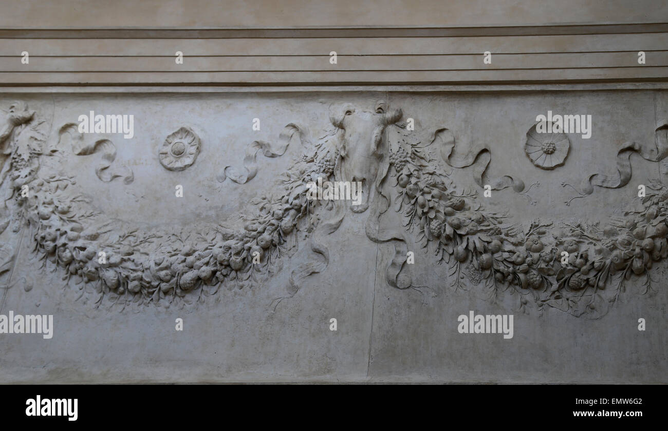 Italien. Rom. Ara Pacis Augustae. Altar der Pax, der römischen Göttin des Friedens. 13-21:00. Garland und Brucania. Stockfoto