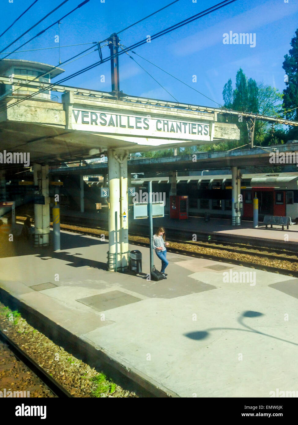 Versailles, Frankreich, Pariser Vororte, Bahnhof, wartende Frau am Kai, Schild Stockfoto