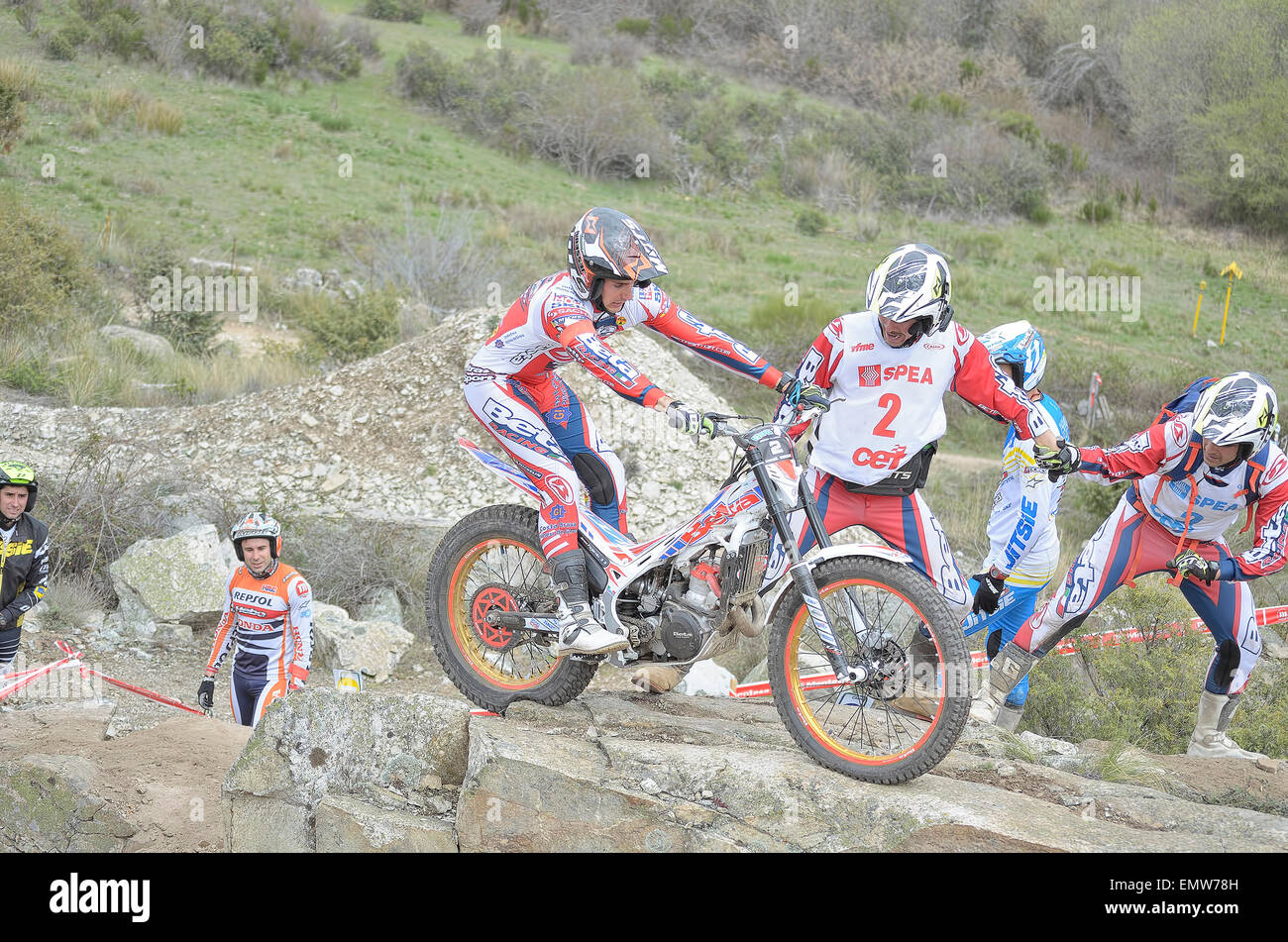 Spanien-trial-Meisterschaft. Toni Bou und anderen unbekannten Personen sind bei Jeroni Fajardo, suchen, wenn er über Granitfelsen springt Stockfoto