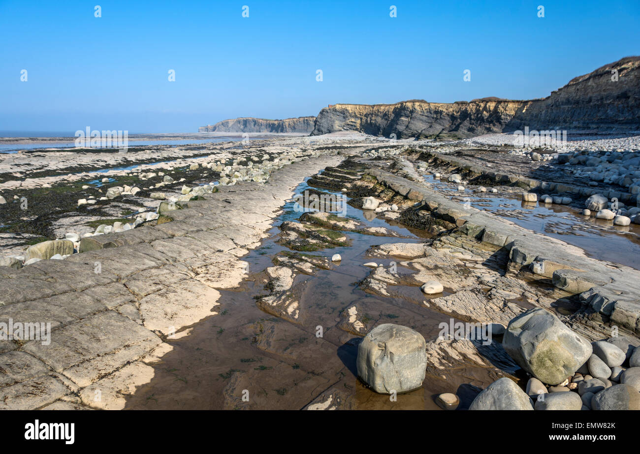 Schichten von Sedimentgestein bilden interessante Muster am Strand und in den Klippen am Kilve in Somerset, England, UK Stockfoto