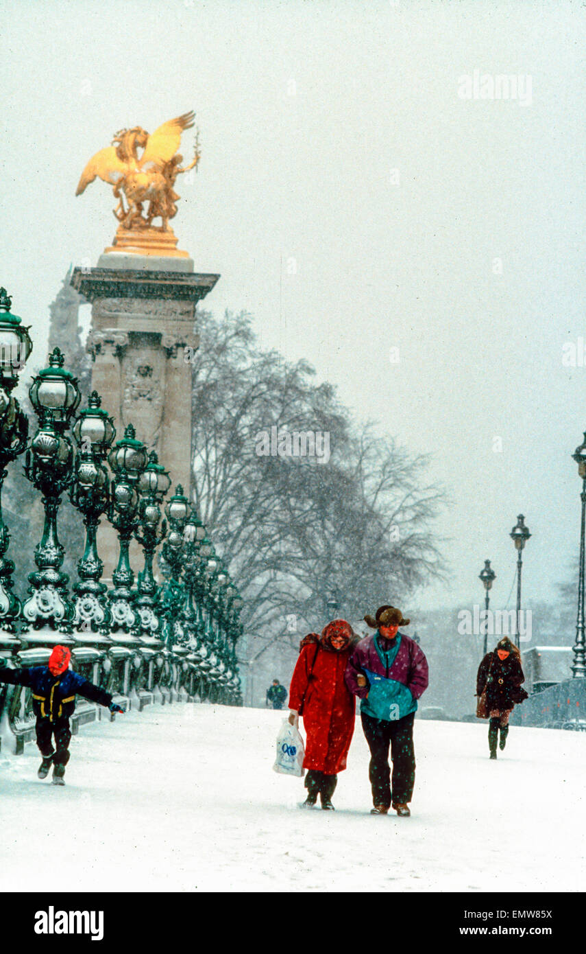 Paris, Brücken, Frankreich, paar Alexandre III im Winter Schnee Sturm, auf Seine, Scenic Stockfoto