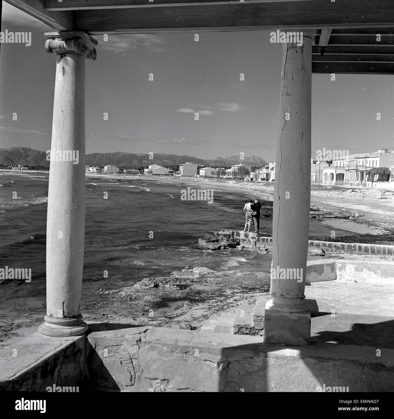 1950er Jahre historische Bild am Strand von Arenal Playa, Palma, Mallorca. Stockfoto