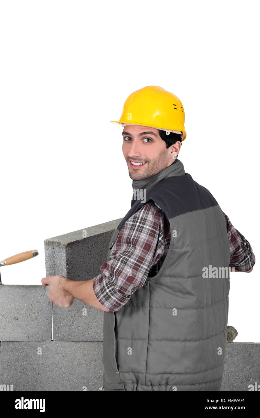 Ein Maurer, eine Mauer zu errichten. Stockfoto