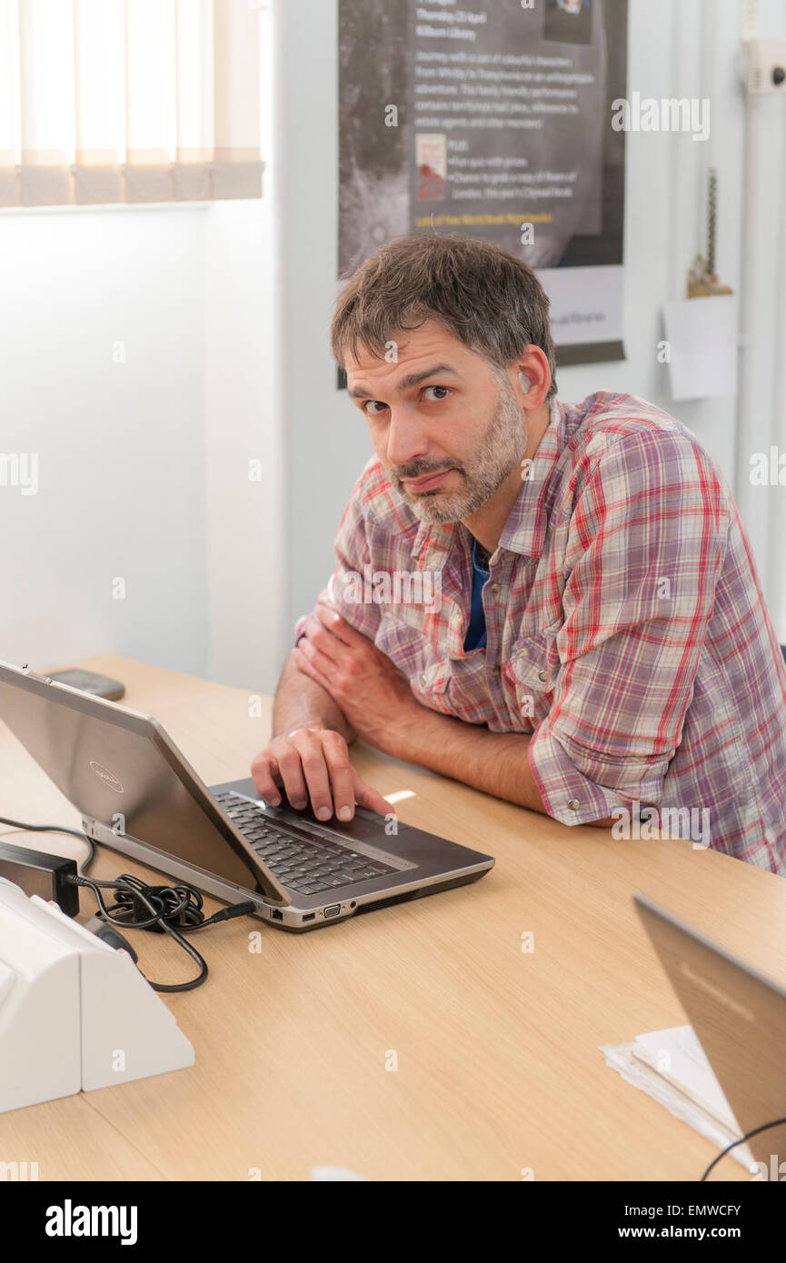 Mann am Laptop in Kilburn Bibliothek im Londoner Stadtteil Brent Stockfoto