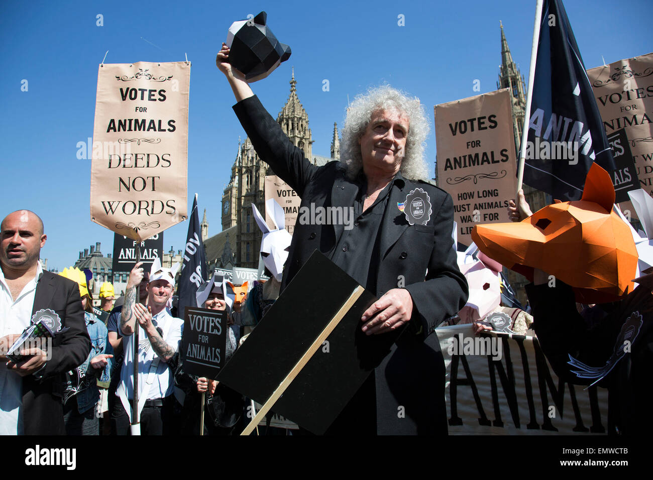 London, UK, 23. April 2015. Brian May und Aktivisten auf eine artgerechte Tierhaltung Parlamentswahlen Laufwerk. Ein Aktionstag unter anderem einen Marsch auf Parlament markiert den Start der Kampagne "Stimmen für Tiere" die Bedeutung der Fragen des Tierschutzes in den allgemeinen Wahlen.  Ziel der Kampagne ist, um die Öffentlichkeit auf ihre lokalen Kandidaten auf die Frage des Tierschutzes woran zu informieren und bei der Abstimmung berücksichtigt. Bildnachweis: Michael Kemp/Alamy Live-Nachrichten Stockfoto