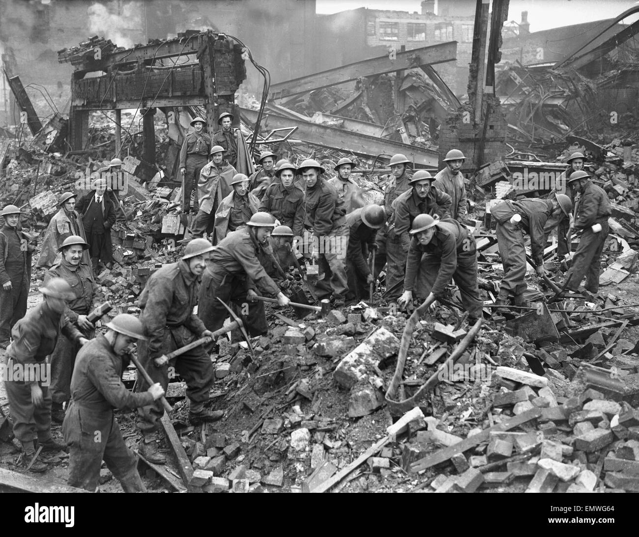 Soldaten nach Coventry gebracht, um mit der klaren Anschluss an die schweren deutschen Luftangriff des 14. November 1940 zu helfen. Unter den Verwüstungen lagen die Leichen von 554 Männern, Frauen und Kinder, viele davon nie wurden, identifiziert auch 865 Personen wurden verletzt. Stockfoto