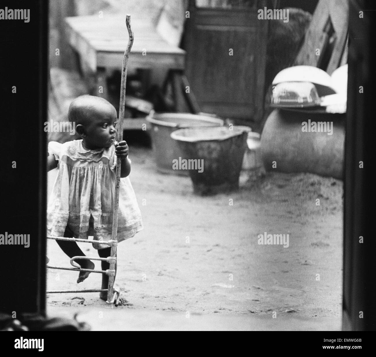 Bilder von der Daily Mirror Versuch, der Flüchtling Lager von Onitsha und Asaba während des Biafra-Krieges zu erreichen. Bild zeigt Kinder in einem der Camps. 16. Juli 1968. Stockfoto