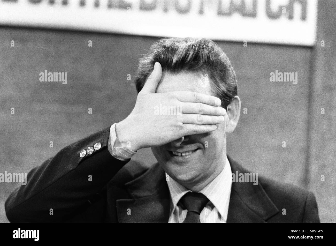 Derby County-Manager Brian Clough hier bei den Proben als Fußball-Experte auf dem ITV Big Match-Programm zu sehen. Unser Bild zeigt: Brian Clough im Studio imitiert die drei weisen Affen "Hear no Evil, Speak no Evil, Speak no Evil" 23. August 1973 Stockfoto