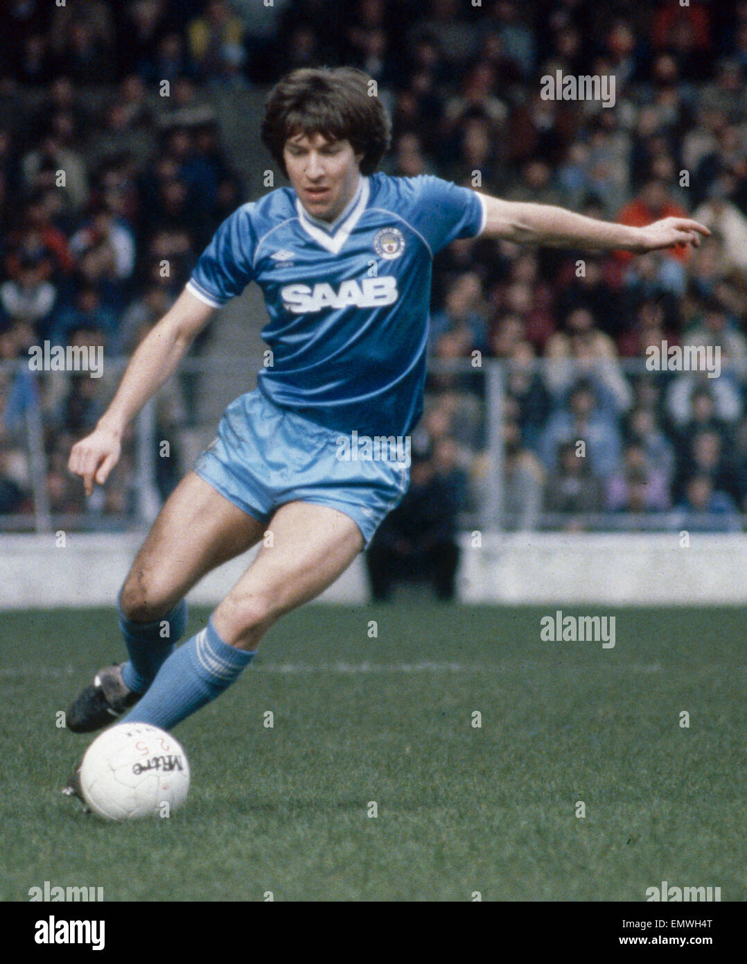 Englische League Division One Match an der Maine Road. Manchester City 0 V Liverpool 4. Der Stadt Ray Ranson am ball. 4. April 1983. Stockfoto