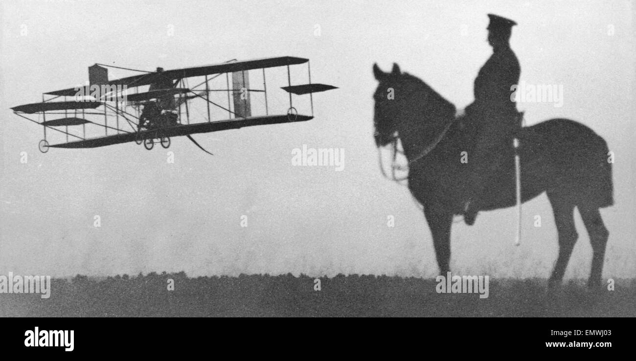 Samuel Franklin Cody hier zu sehen mit dem Fliegen mit einem Passagier auf Laffan Ebene in der Nähe von Aldershot, während Armee Testen von Flugzeugen und ihr Potenzial verwendet. 10. September 1909 Stockfoto
