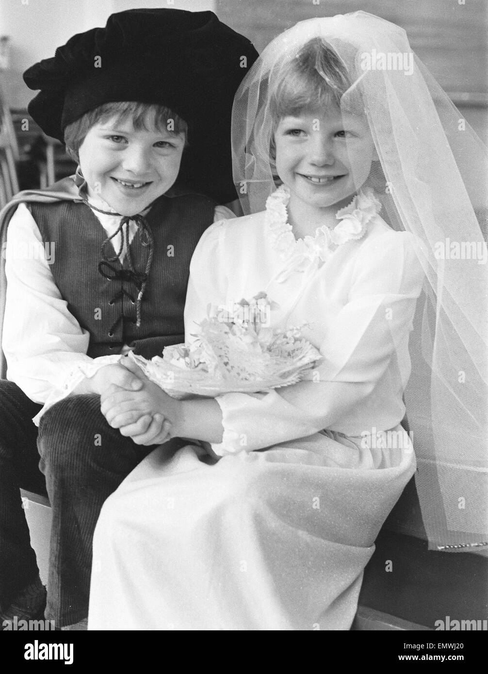 Manchester-Schulkinder gekleidet wie ein glückliches Paar am Tag ihrer Hochzeit für die Schule Weihnachtsmärchen. Dezember 1982 Stockfoto