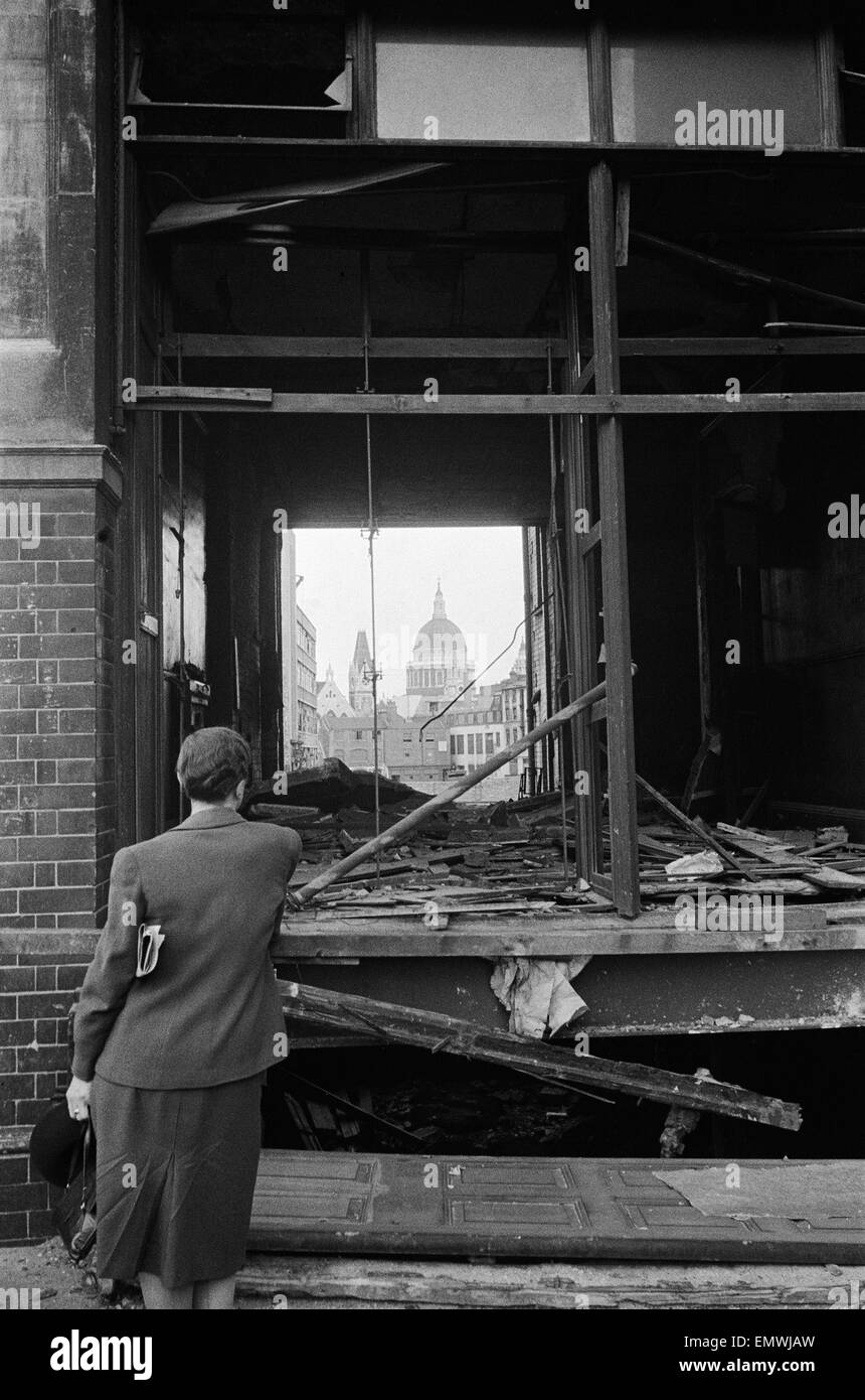 Str. Pauls Kathedrale gesehen durch einen gesprengten Shop auf Fetter Lane. 4. August 1944 Stockfoto