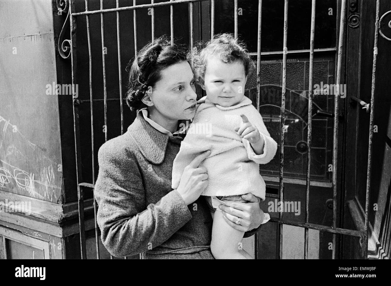 Eric Segeln, 1 Jahr und 9 Monate, mit seiner Mutter. 20. Juli 1944 Stockfoto