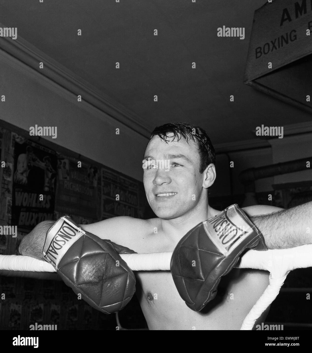 British Lightweight Champion Boxer Dave Charnley Ausbildung bei Thomas A' Beckett-Fitness-Studio in Bermondsey in Vorbereitung auf seine Titelverteidigung gegen Maurice Cullen im Belle Vue, Manchester. 6. Mai 1963. Stockfoto