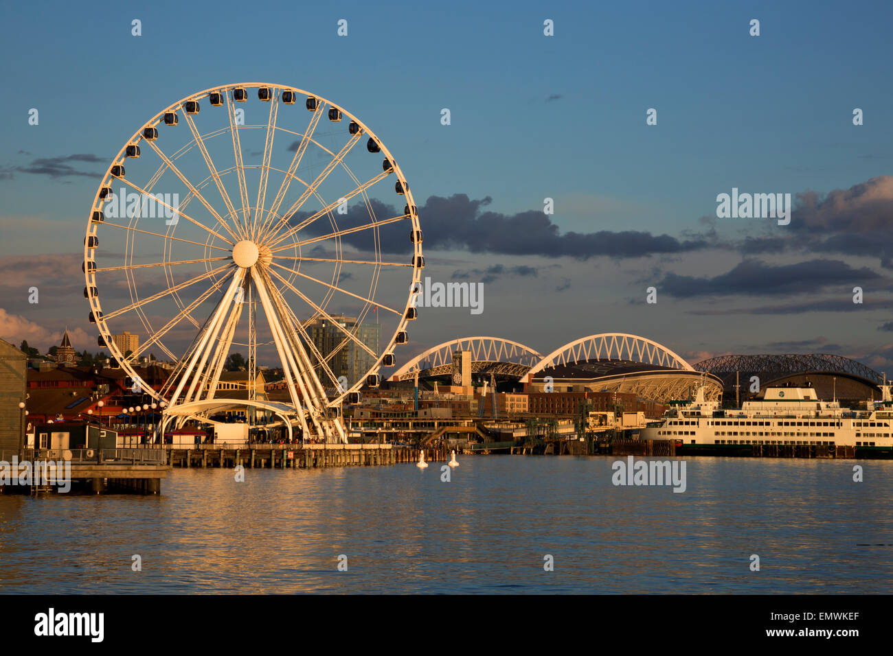 WASHINGTON - Elliott Bay und der Waterfront Seattle bei Sonnenuntergang mit dem Great Wheel, Kreuz-Sound Fähre und Sportarenen. Stockfoto