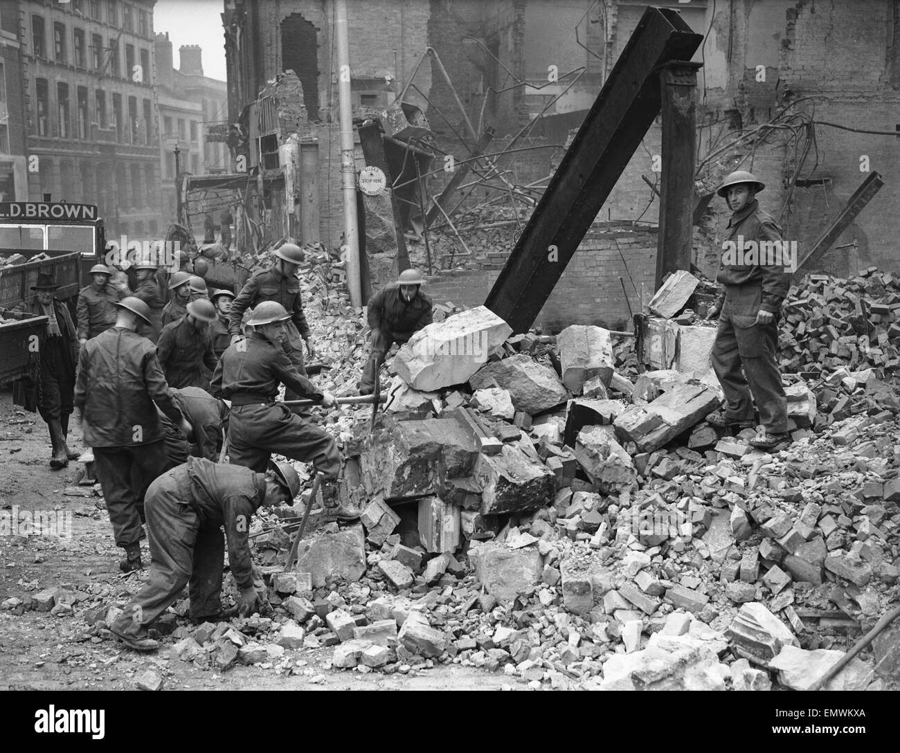 Soldaten nach Coventry gebracht, um mit der klaren Anschluss an die schweren deutschen Luftangriff des 14. November 1940 zu helfen. Unter den Verwüstungen lagen die Leichen von 554 Männern, Frauen und Kinder, viele davon nie wurden, identifiziert auch 865 Personen wurden verletzt. Stockfoto