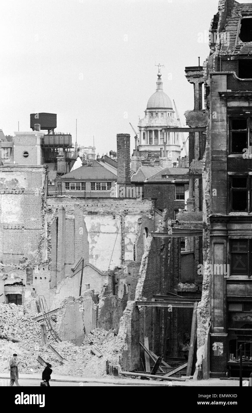 London in Schutt und Asche, Zweiter Weltkrieg, ca. August 1941. Old Bailey Law Courts im Hintergrund. Stockfoto