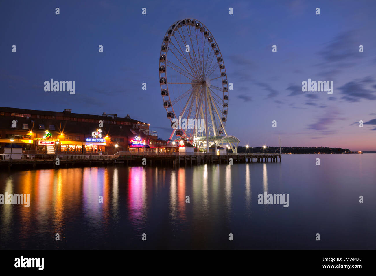 WASHINGTON - Elliott Bay und die Seattle Great Wheel am Meer bei Sonnenuntergang. Stockfoto