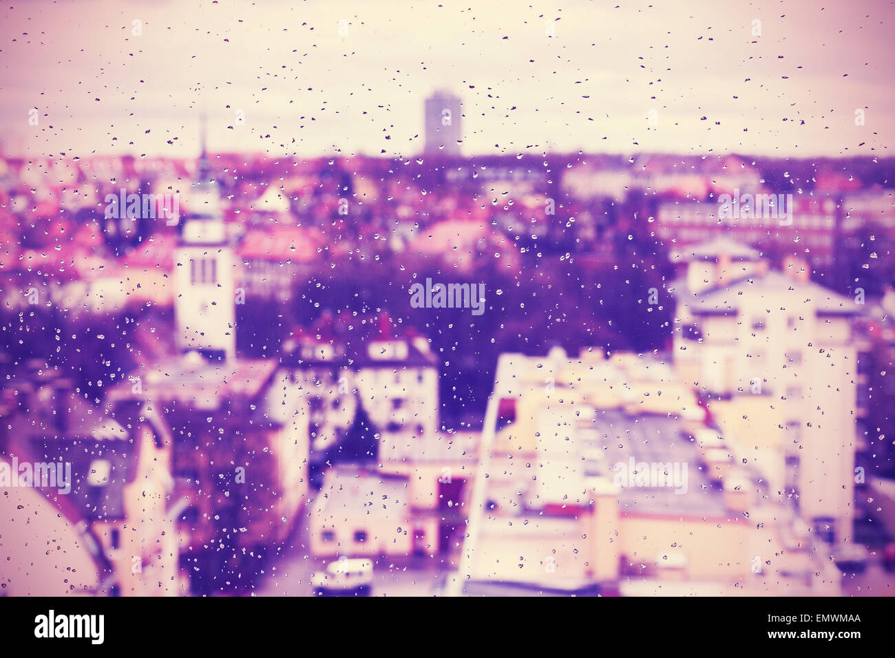 Lila abstrakten Hintergrund jedoch unscharf urban machte der Regen fällt auf Fenster. Stockfoto
