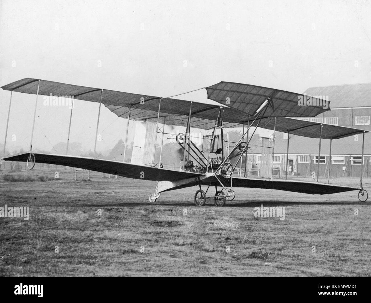 Samuel Franklin Cody hier an den Schalthebeln der erste britische Militärflugzeuge während Armee gesehen Prüfung von Flugzeugen und deren Potenzial in Farnborough verwendet. 15. Oktober 1909 Stockfoto