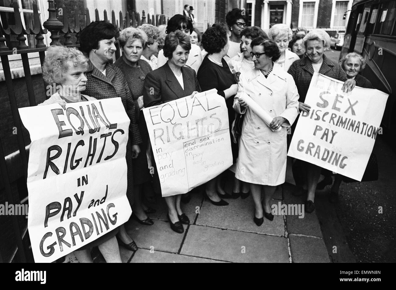 Zahlen Frauen nahm Nähen Maschinisten bei der Ford Motor Company-Werk in Dagenham Streiks am 7. Juni 1968 zur Unterstützung eines Anspruchs auf Neueinstufung, Parität mit ihren männlichen Kollegen in der C Klasse und die Anerkennung ihrer Fähigkeiten. Nach dem Streik von drei Stockfoto