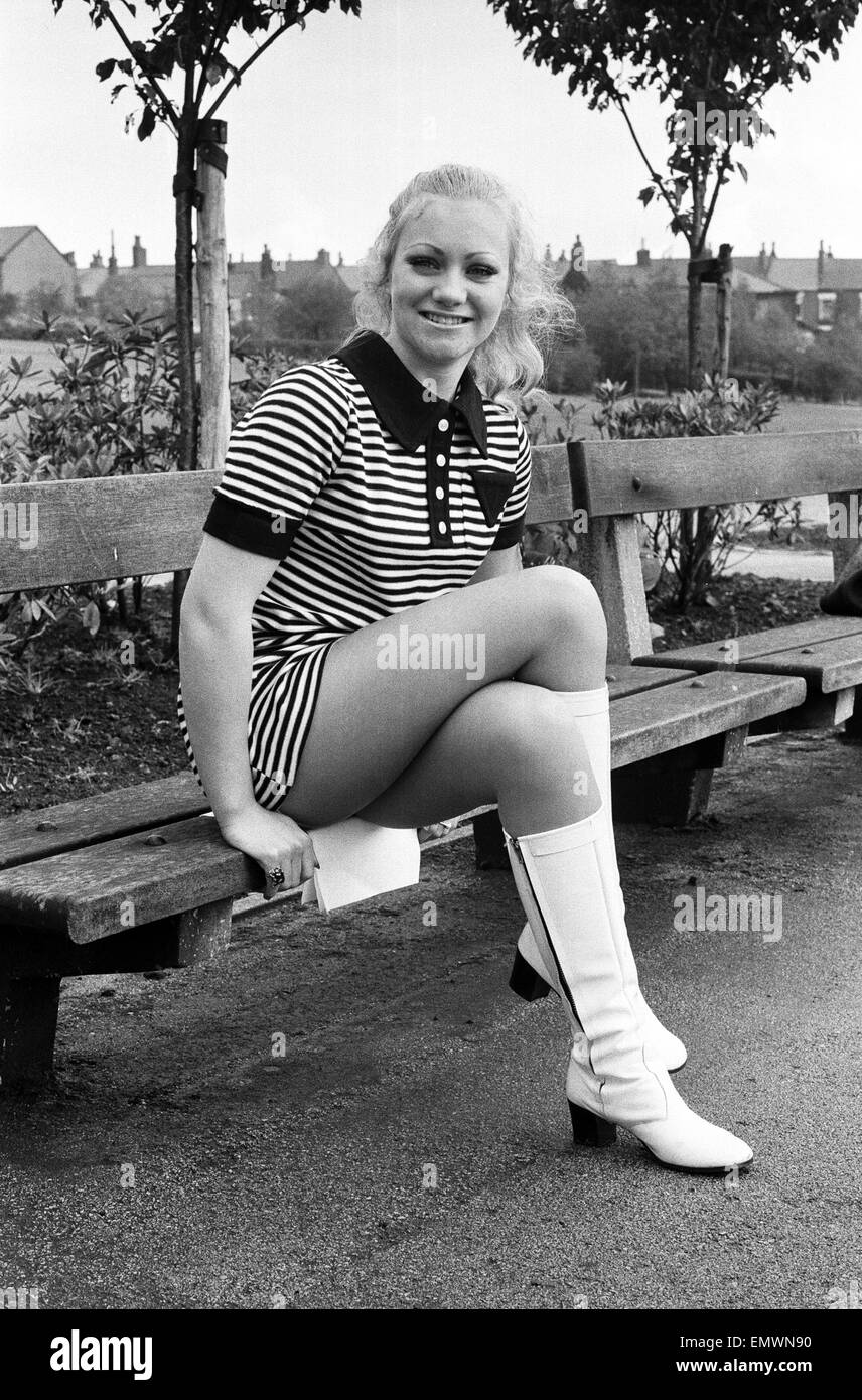 Täglicher Spiegel "Herbst Bird" Karen Singleton (17) nimmt eine Auszeit von der Arbeit hinter ihrer Väter Pub, The White Horse Tavern in Westhoughton, Bolton, Lancashire 8. Oktober 1970. Stockfoto