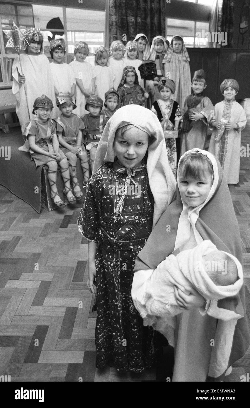 Schüler spielen die Geburt während ihrer Festival of Christmas. Dezember 1982 Stockfoto