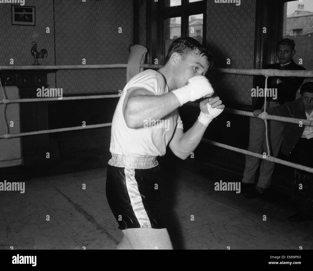 Britische leichte Boxer Dave Charnley Ausbildung bei Thomas A' Beckett-Fitness-Studio in Bermondsey. 8. Mai 1958. Stockfoto