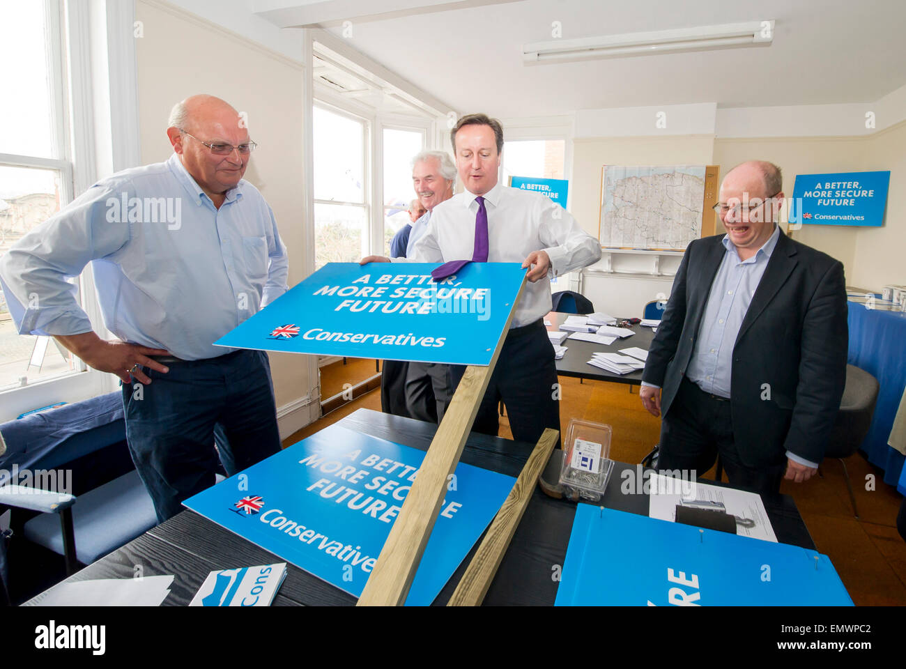 Premierminister David Cameron aushelfen in Barnstaple konservative HQ im allgemeinen Wahlkampf 2015, Devon, UK Stockfoto