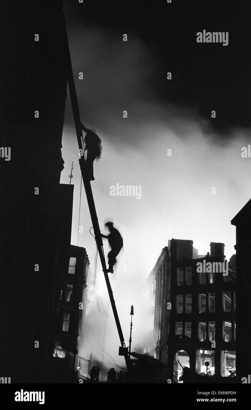 Feuerwehr bei der Arbeit in Shoreditch. 11. Januar 1941. Stockfoto