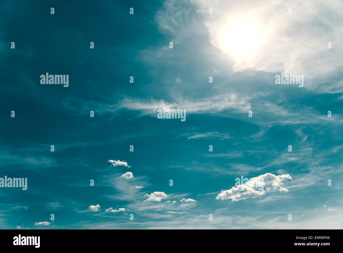 Retro-Foto von blauen Sommerhimmel und Wolken Stockfoto